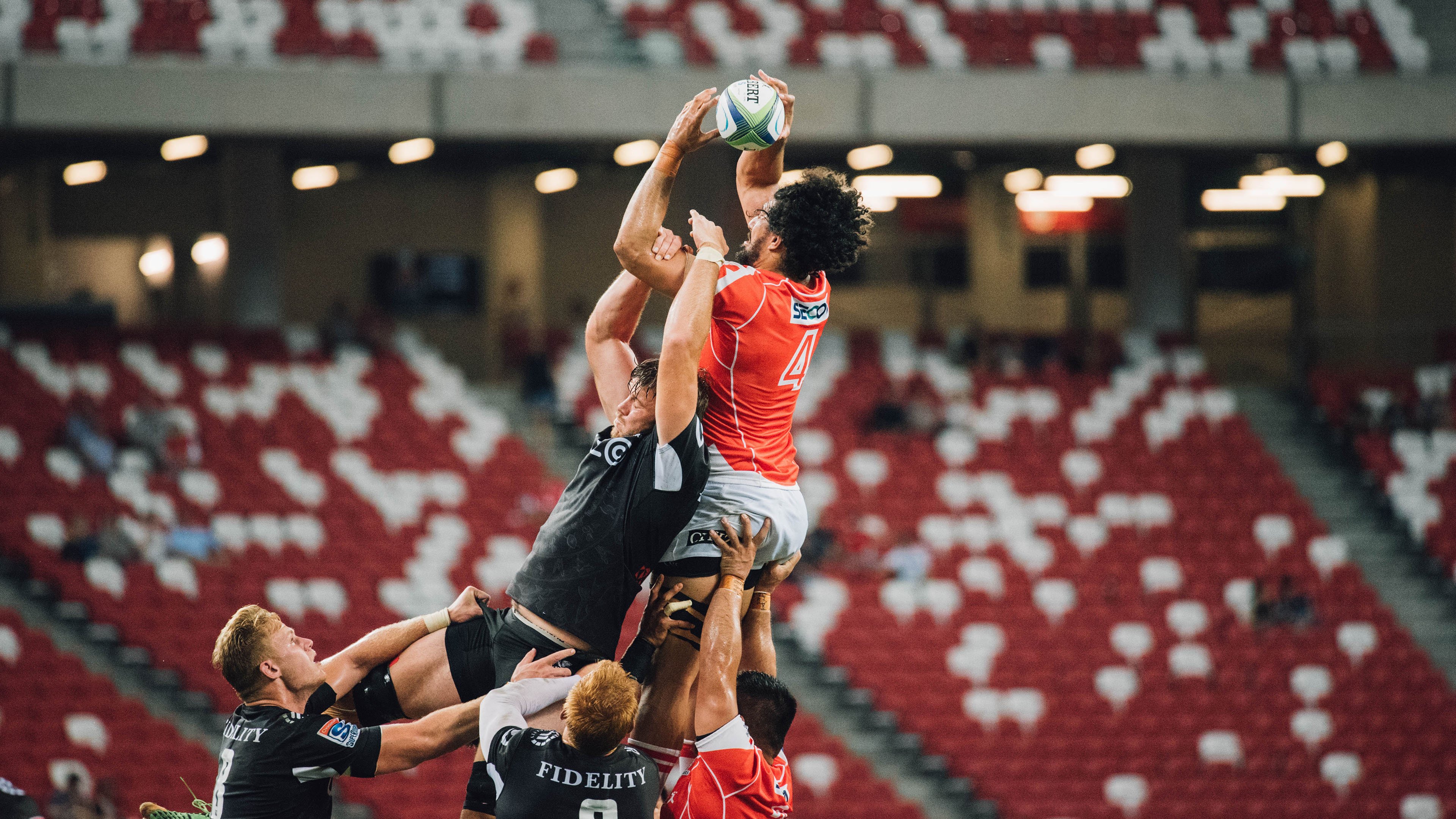 张伟丽身穿中国红亮相比赛现场，张伟丽首回合遭tko 丢掉金腰带